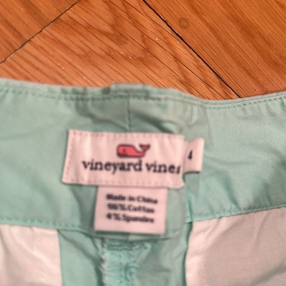 Vineyard Vines starfish shorts - Picture 2 of 4